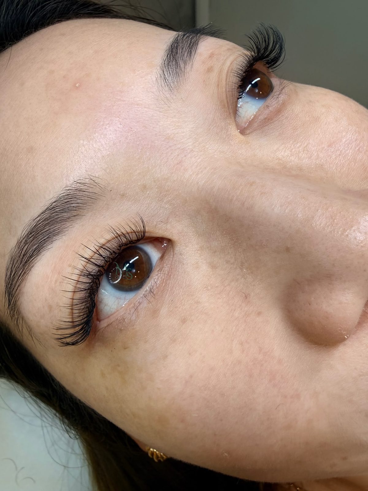 A wispy set of lash extensions with alternating lengths for a textured finish